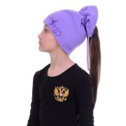 Шапочка из флиса с прорезью под шишку с вышивкой